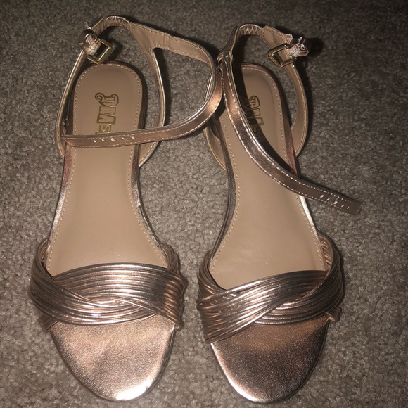 Gorgeous rose gold sandals - Picture 2 of 2